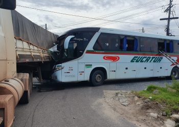 Um ônibus colidiu com uma carreta na saída da barreira de Manaus na tarde desta sexta-feira (03), ao todo 7 pessoas ficaram feridas.