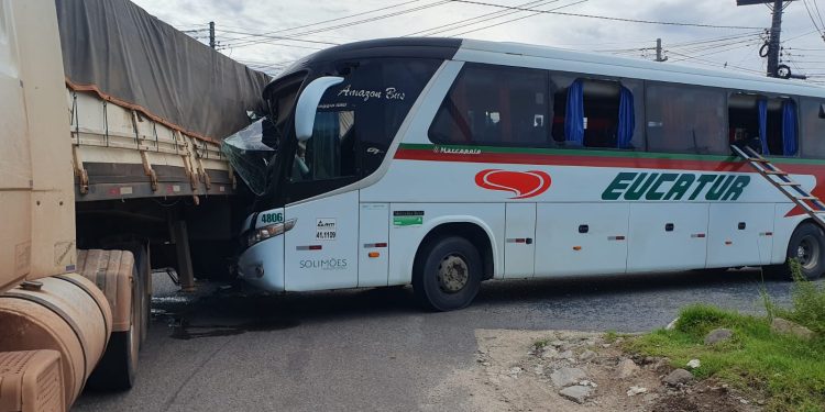 Um ônibus colidiu com uma carreta na saída da barreira de Manaus na tarde desta sexta-feira (03), ao todo 7 pessoas ficaram feridas.