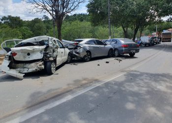 Em torno de sete carros se envolveram em um acidente na avenida do Turismo, próximo ao Aeroporto Eduardo Gomes, em Manaus.