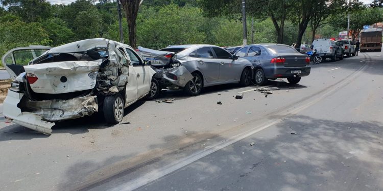 Em torno de sete carros se envolveram em um acidente na avenida do Turismo, próximo ao Aeroporto Eduardo Gomes, em Manaus.