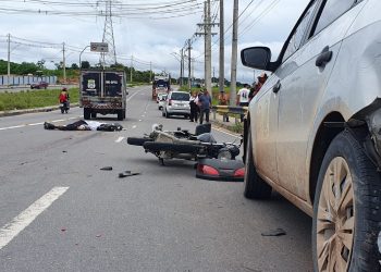 O motociclista Adriano Carlos de Arruda, 34, morreu em um acidente de trânsito na avenida das Torres ao ter a cabeça esmagada por uma carreta.