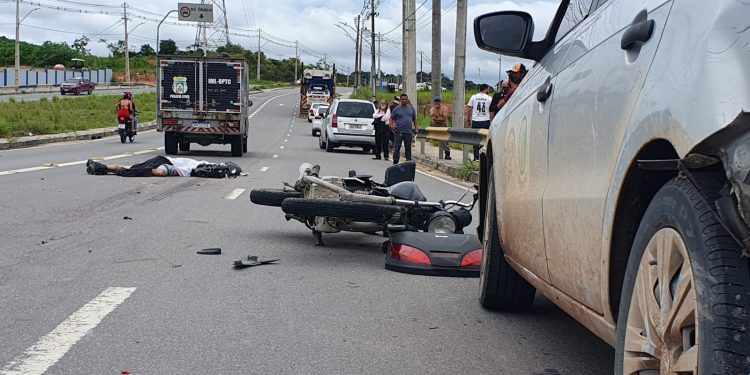 O motociclista Adriano Carlos de Arruda, 34, morreu em um acidente de trânsito na avenida das Torres ao ter a cabeça esmagada por uma carreta.