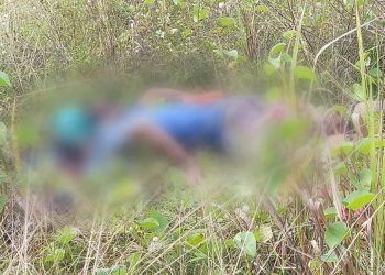 O corpo de um homem foi encontrado atrás de uma loja na Avenida Autaz Mirim, no bairro São José, na zona Leste de Manaus.