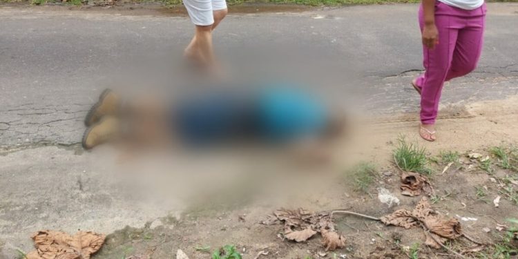 Nesta segunda-feira (6), pela tarde, um homem morreu após ser baleado na rua Madre Catarina Monci, bairro São Geraldo, em Manaus.