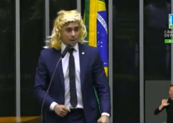O deputado federal Nikolas Ferreira (PL-MG), foi a Câmara dos Deputados neste Dia da Mulher (8), usando uma peruca e disse que deveriam