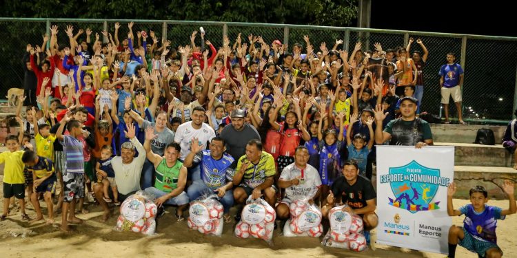 A prefeitura de Manaus, por meio da Fundação Manaus Esporte (FME) vem marcando um golaço com as crianças e jovens manauaras na nova etapa do projeto ‘Esporte na Comunidade´. gol da prefeitura