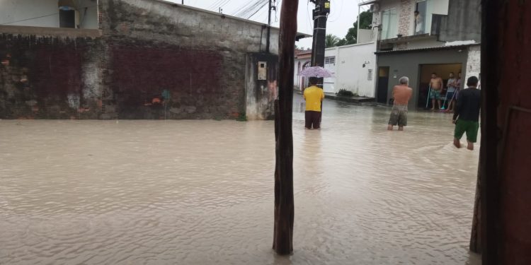 Forte chuva em Manaus, causa alagamentos e deslizamentos