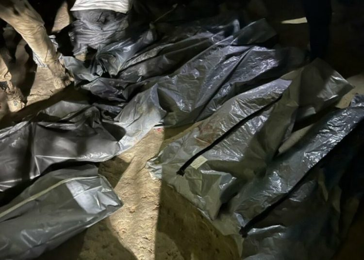 A Defesa Civil de Manaus contabiliza oito mortes em decorrência de um desbarrancamento ocorrido na noite deste domingo (12), em Nova Floresta