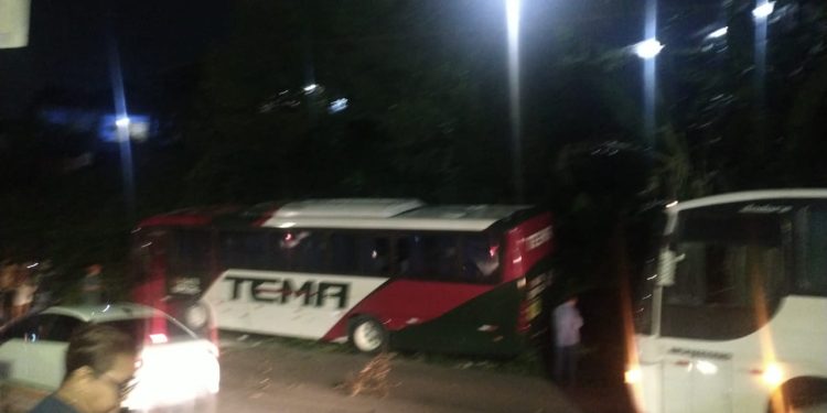 Um ônibus particular da empresa 'Tema' invadiu uma calçada na avenida Camapuã, bairro Cidade Nova, zona norte de Manaus.