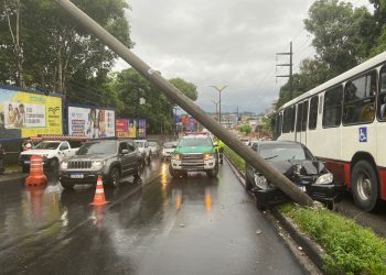 Músico dorme ao volante, atinge e derruba um poste de iluminação pública, na manhã desta terça-feira (14), a avenida Cosme Ferreira