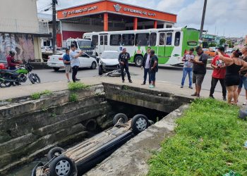 Mecânico em alta velocidade atinge veículo e cai dentro de igarapé