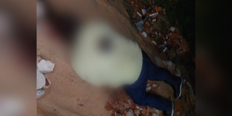 O corpo de um homem foi encontrado , com um tiro na cabeça no ramal do Ipiranga, bairro Jorge Teixeira, zona leste de Manaus.
