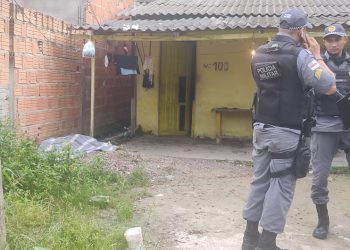 Um grupo invadiu uma casa no Parque São Pedro, bairro Tarumã, zona Oeste, e matou dois homens na madrugada desta segunda-feira (20).