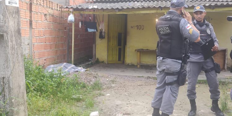 Um grupo invadiu uma casa no Parque São Pedro, bairro Tarumã, zona Oeste, e matou dois homens na madrugada desta segunda-feira (20).