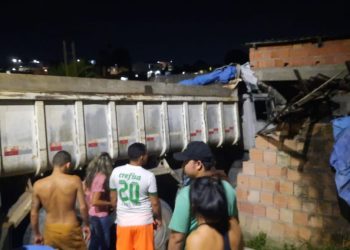 Uma caçamba desgovernada invadiu uma residência e deixou três pessoas feridas na rua Criciúma, bairro Cidade de Deus, zona norte de Manaus.