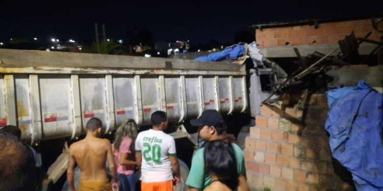 Uma caçamba desgovernada invadiu uma residência e deixou três pessoas feridas na rua Criciúma, bairro Cidade de Deus, zona norte de Manaus.