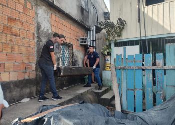 Uma mulher foi amarrada e depois assassinada com tiros na cabeça em um beco no bairro Compensa, zona Oeste de Manaus.