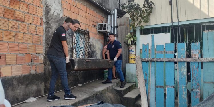 Uma mulher foi amarrada e depois assassinada com tiros na cabeça em um beco no bairro Compensa, zona Oeste de Manaus.