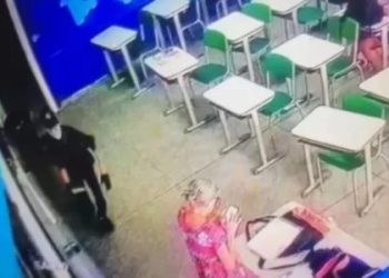 Imagens de uma câmera de segurança da Escola Estadual Thomázia Montoro, em São Paulo, mostram o momento em que um aluno. Vídeo mostra