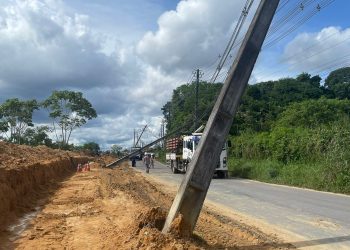 VÍDEO: Rua de Manaus é interditada após postes tombarem