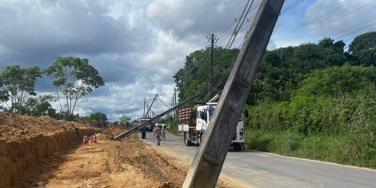 VÍDEO: Rua de Manaus é interditada após postes tombarem