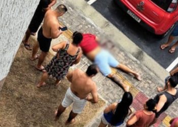 Nesta sexta-feira (31) um homem foi executado dentro de um condomínio residencial, no conjunto Conquista, no bairro Lago Azul, zona norte de Manaus.