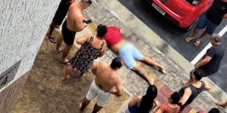 Nesta sexta-feira (31) um homem foi executado dentro de um condomínio residencial, no conjunto Conquista, no bairro Lago Azul, zona norte de Manaus.