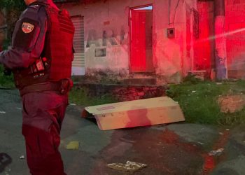 O corpo de um homem foi jogado em via pública na rua Olinto de Lima com a rua Cacau Pirêra, bairro São José 1, zona leste de Manaus. 