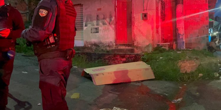 O corpo de um homem foi jogado em via pública na rua Olinto de Lima com a rua Cacau Pirêra, bairro São José 1, zona leste de Manaus.