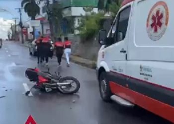 Motorista tenta fazer manobra irregular e atinge moto no Parque 10