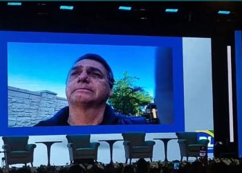O ex-presidente Jair Bolsonaro afirmou que o Brasil vive hoje um “momento difícil” e chorou ao falar que gostaria de estar no país.