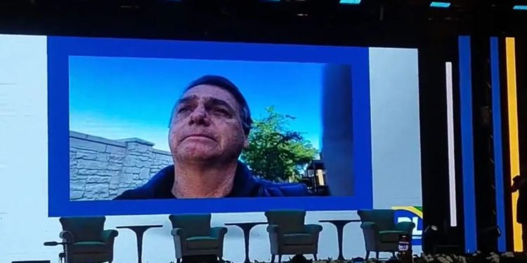 O ex-presidente Jair Bolsonaro afirmou que o Brasil vive hoje um “momento difícil” e chorou ao falar que gostaria de estar no país.