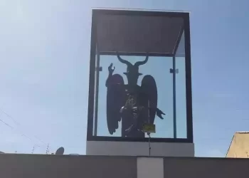 Uma nova moradora causou burburinho na vizinhança e “tocou o terror", ao instalar uma estátua no muro da residência, mas não é qualquer estát