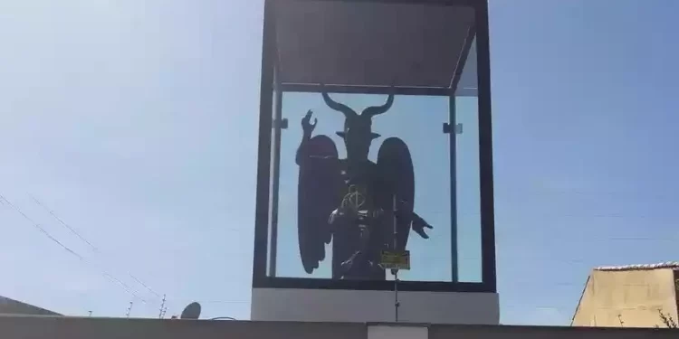 Uma nova moradora causou burburinho na vizinhança e “tocou o terror", ao instalar uma estátua no muro da residência, mas não é qualquer estát