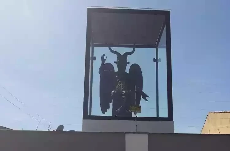 Uma nova moradora causou burburinho na vizinhança e “tocou o terror", ao instalar uma estátua no muro da residência, mas não é qualquer estát