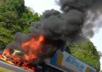 Uma carreta pegou fogo na manhã desta terça-feira (28), na Avenida do Turismo, bairro Tarumã, zona Oeste de Manaus. Carreta pega