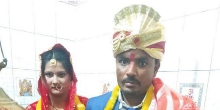 Uma mulher casada fugiu com outro homem, e o marido abandonado acabou se casando com a ex-esposa do amante. Mulher foge