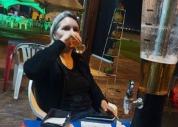 Em liberdade condicional, Elize Matsunaga apareceu em uma imagem sentada em um bar em uma cidade de praia. Elize Matsunaga.