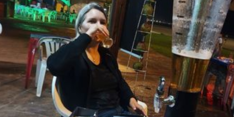 Em liberdade condicional, Elize Matsunaga apareceu em uma imagem sentada em um bar em uma cidade de praia. Elize Matsunaga.