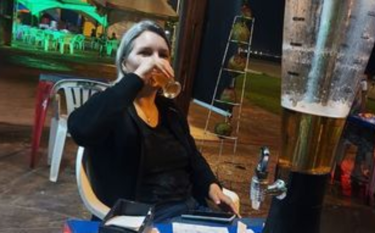 Em liberdade condicional, Elize Matsunaga apareceu em uma imagem sentada em um bar em uma cidade de praia. Elize Matsunaga.