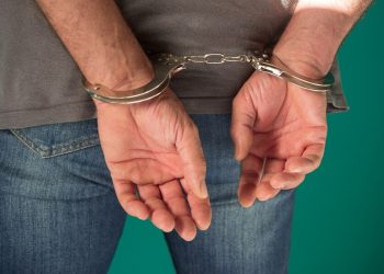 Um homem de 34 anos foi preso pelo crime de maus-tratos e lesão corporal contra seus enteados, de 13 e 10 anos. Criança se