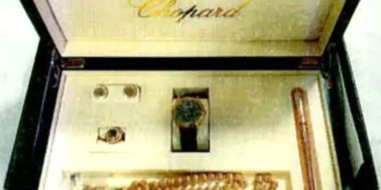 Bolsonaro devolve joias e armas presenteadas pelo governo saudita