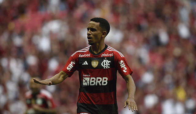 Matheus Gonçalves treina com elenco do Flamengo e vai para jogo contra Vasco