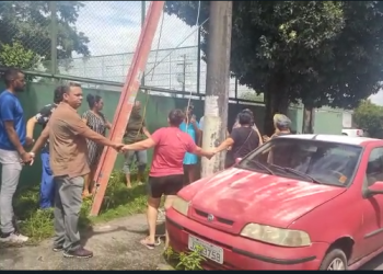 Os moradores do conjunto Vista Bela, no bairro Planalto, fizeram um cordão humano para impedir que a Amazonas Energia. Moradores fazem.