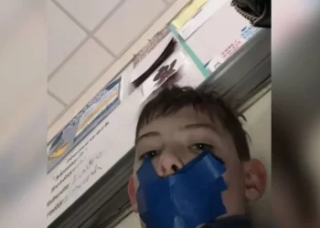 Um garoto de 11 anos precisou pedir a ajuda da mãe por meio de uma selfie depois que a professora tapou a boca dele com fita. Professora cola