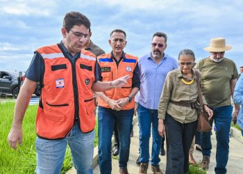Ministro Waldez e Marina Silva visitam famílias afetadas pela chuva em Manaus
