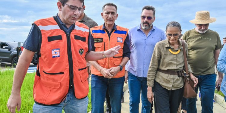 Ministro Waldez e Marina Silva visitam famílias afetadas pela chuva em Manaus