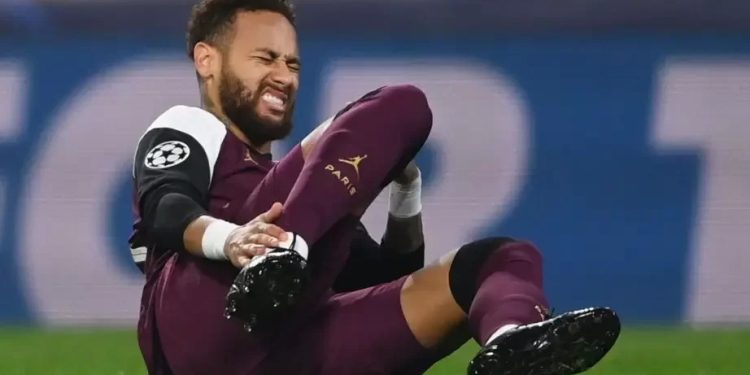 Neymar passará por uma cirurgia para reparação dos ligamentos do tornozelo direito, depois de sofrer mais uma lesão no local no mês passado.