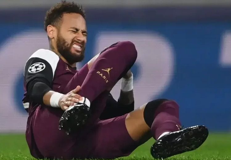 Neymar passará por uma cirurgia para reparação dos ligamentos do tornozelo direito, depois de sofrer mais uma lesão no local no mês passado.