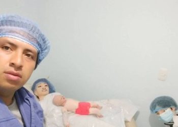 Na Colômbia, um homem que está noivo da companheira, que é uma boneca de pano, anunciou o nascimento do terceiro filho do casal. Vídeo: